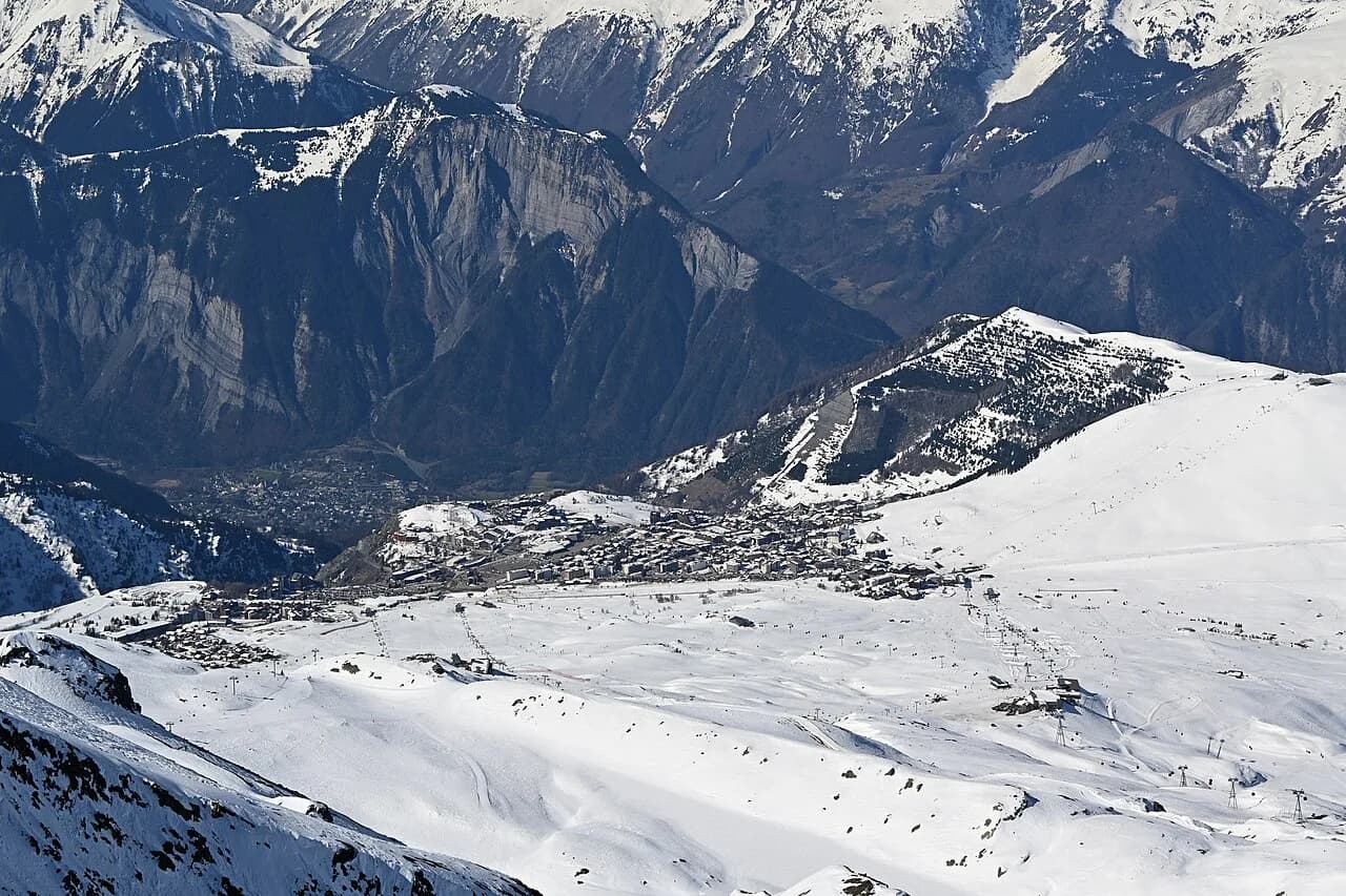 Alpe d'Huez Skiing Guide: Pistes, Sectors, Passes and Bases