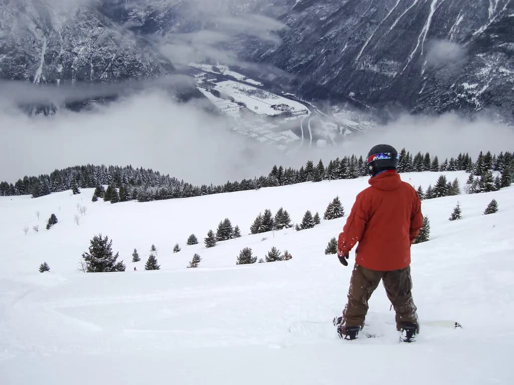 Alpe d'Huez Ski Hire: Shops, Slopeside Pickup and Booking