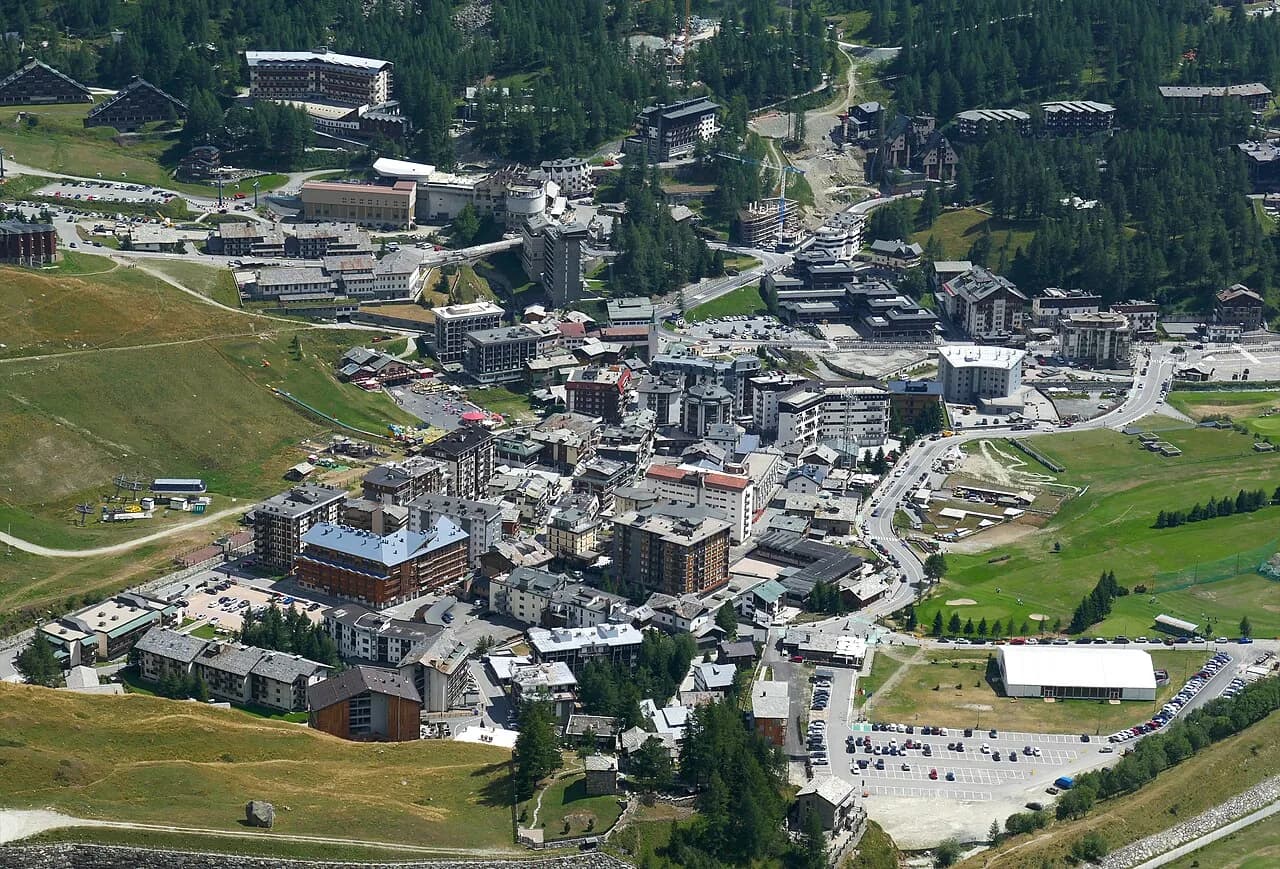 Cervinia for Snowboarders: Terrain, Parks and Lift Access