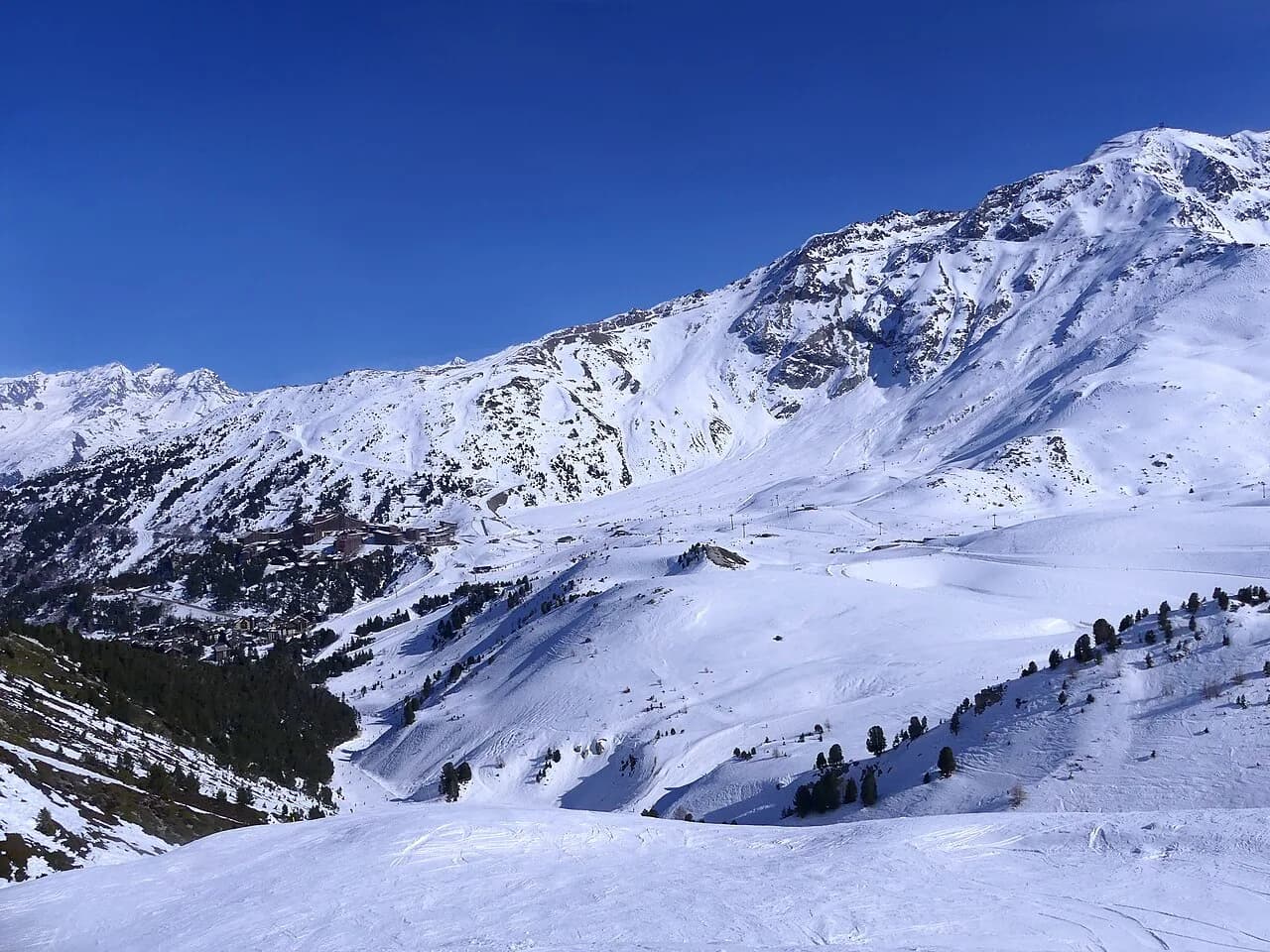 Les Arcs Skiing Guide: Paradiski Sectors and Passes