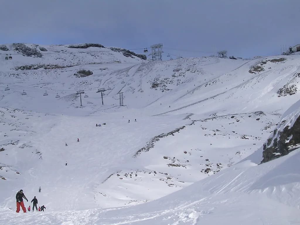Les Deux Alpes Skiing in April: Late-Season Guide