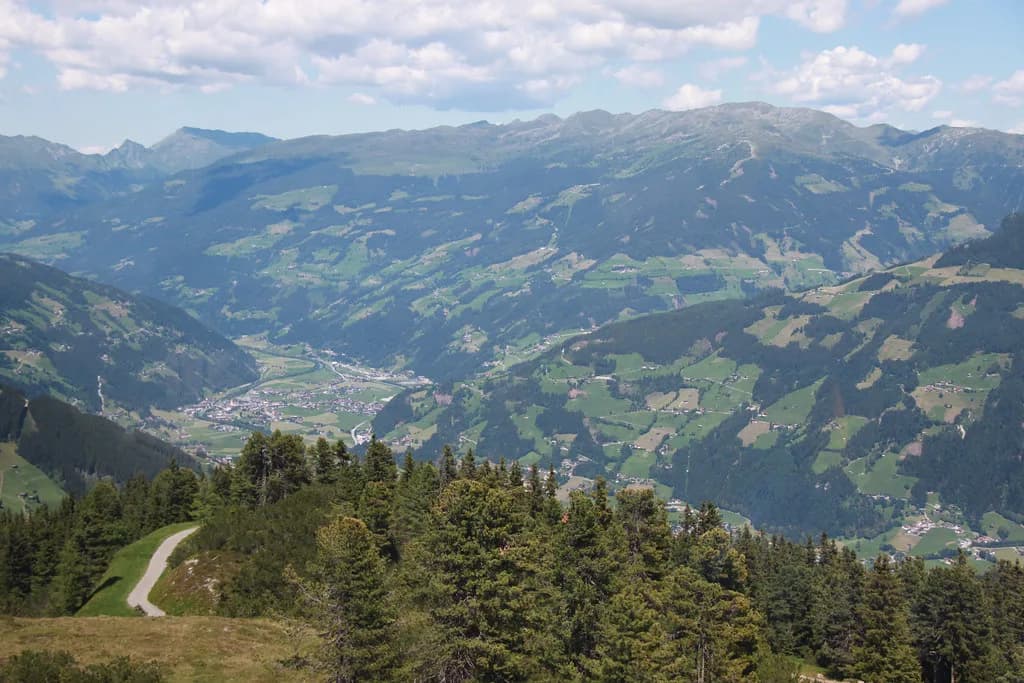 Mayrhofen Snowboarding Guide: Plan Parks, Lifts and Terrain