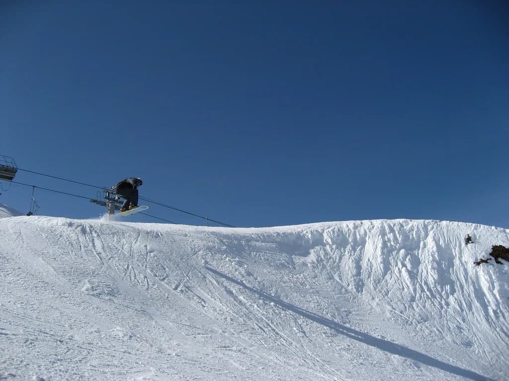 Snowboard Lessons Morzine: Private vs Group Guide