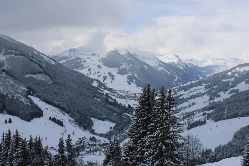 Saalbach Ski Map: Reading the Pistes, Sectors and Links