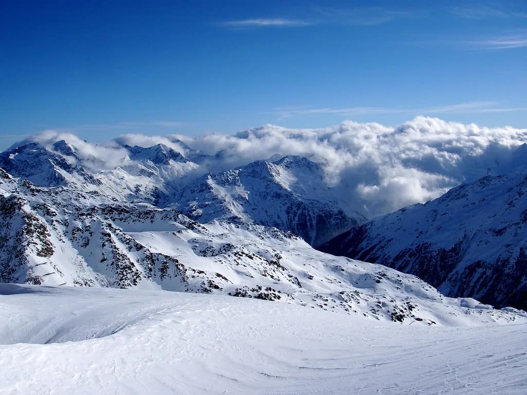 Sölden Skiing Guide: Three Sectors, Big 3 Peaks and Pass Choices