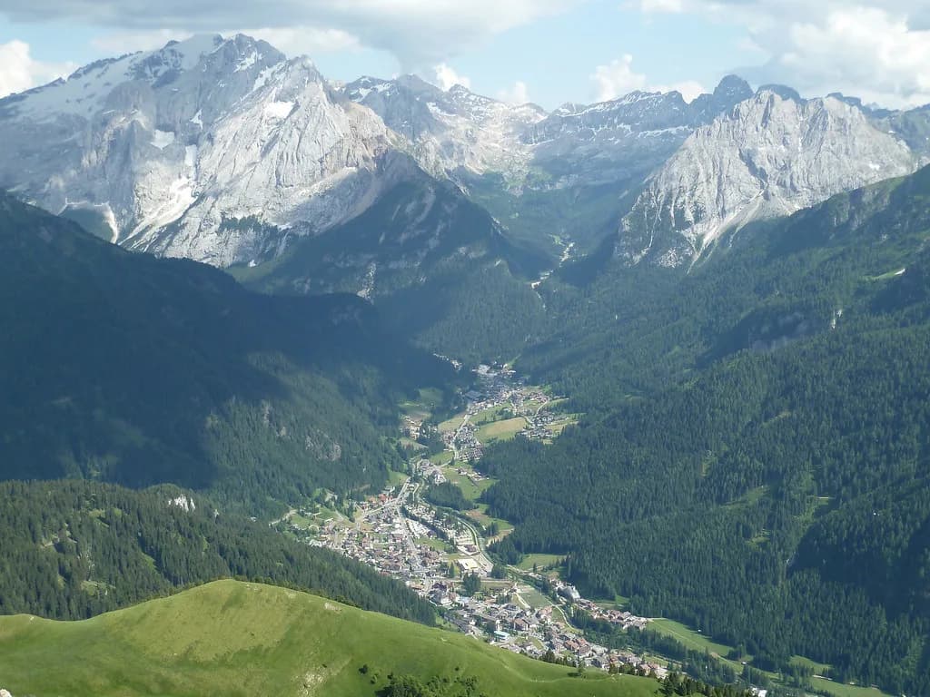 Val di Fassa Ski Pass: Choosing and Buying Your Lift Ticket