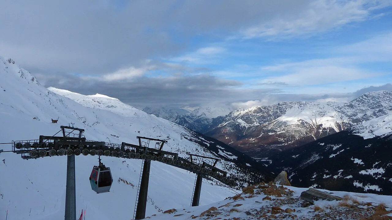 Cresta Sobretta with a cablecar, Bormio