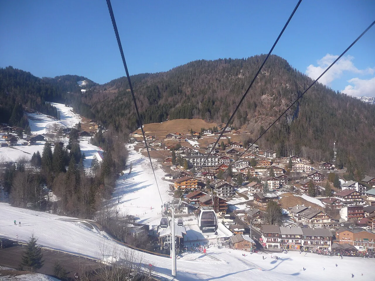 La Clusaz - Vue depuis la telecabine de la Patinoire - panoramio