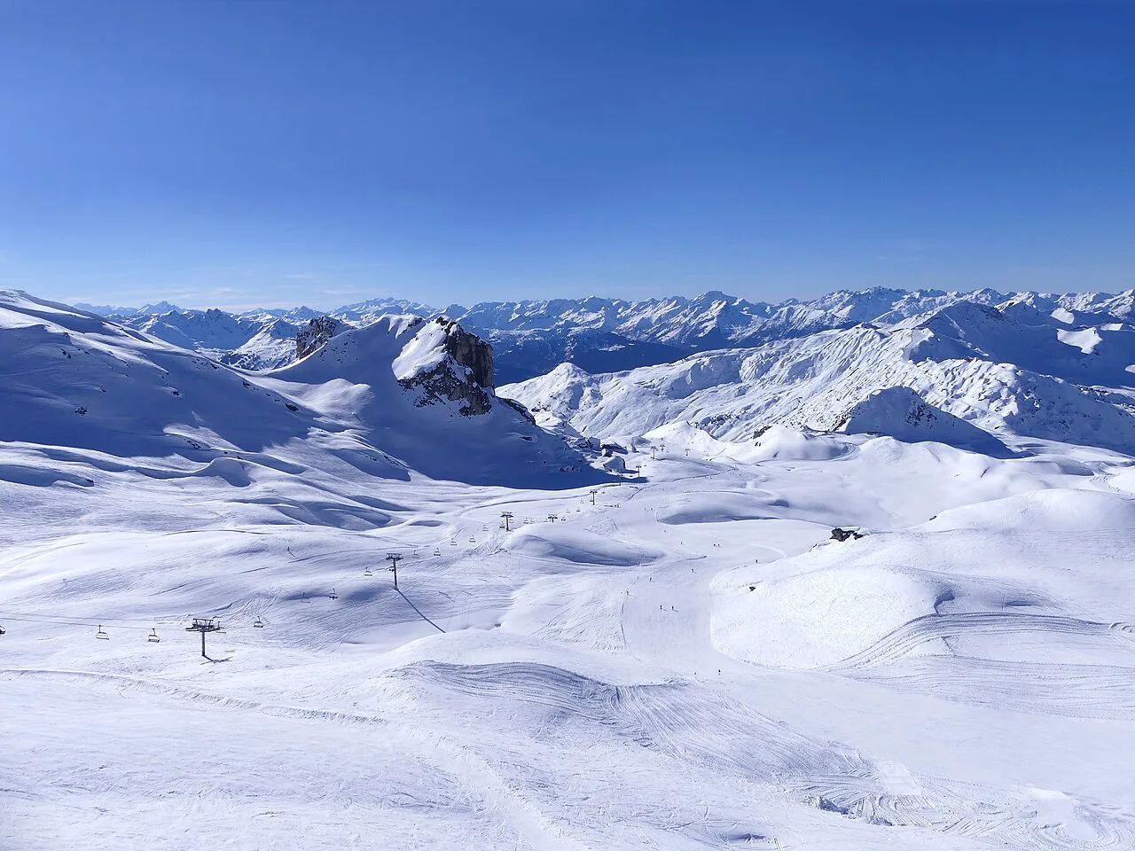 Domaine skiable de La Plagne enneigé (hiver