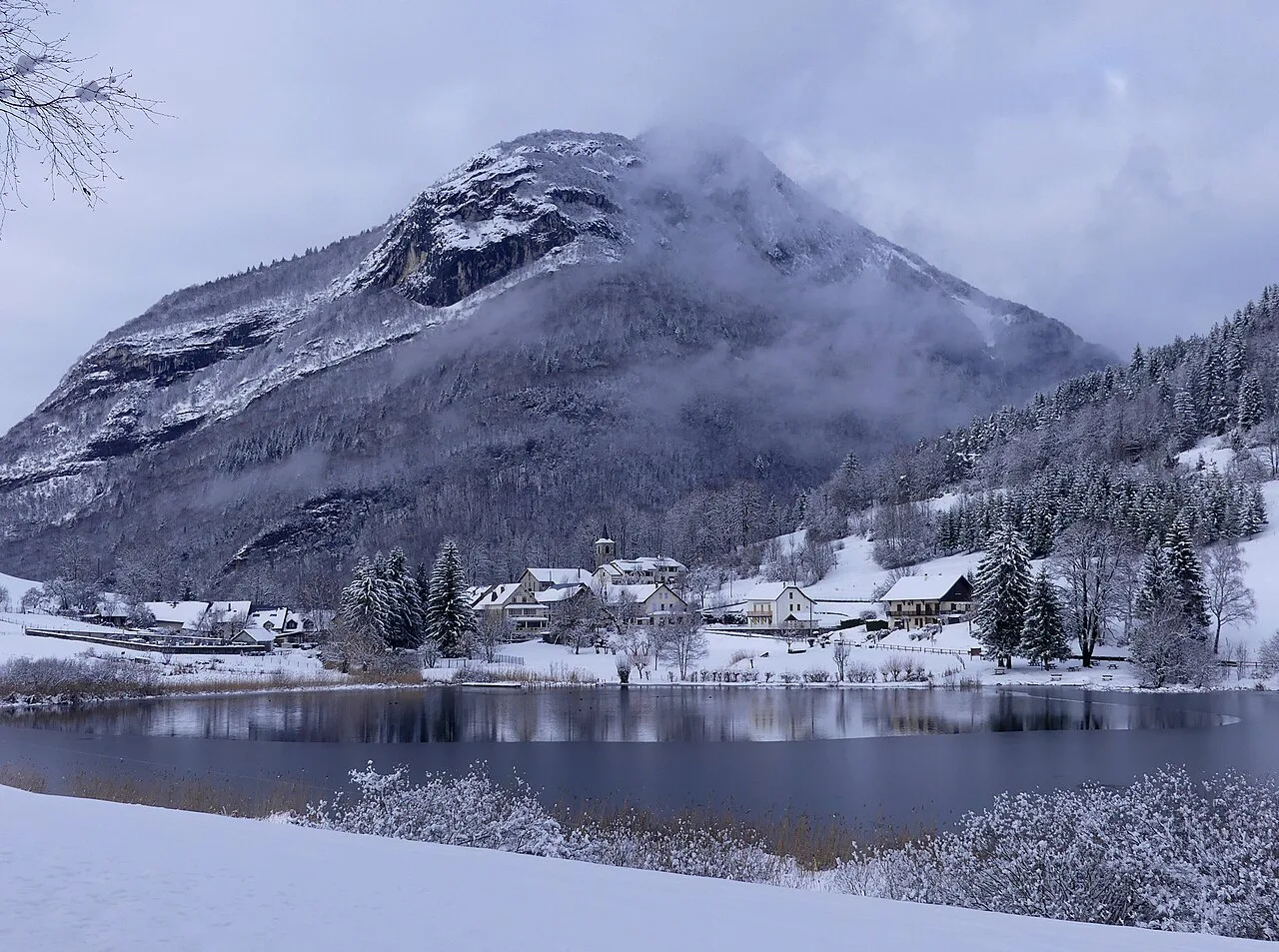La Thuile et lac de la Thuile enneigés (décembre