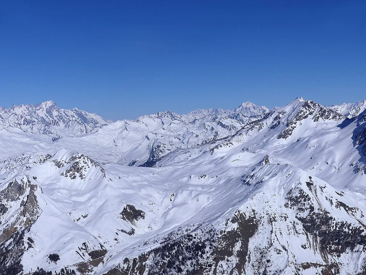 Winter mountain view toward Les Arcs and Vallandry from Bellecôte
