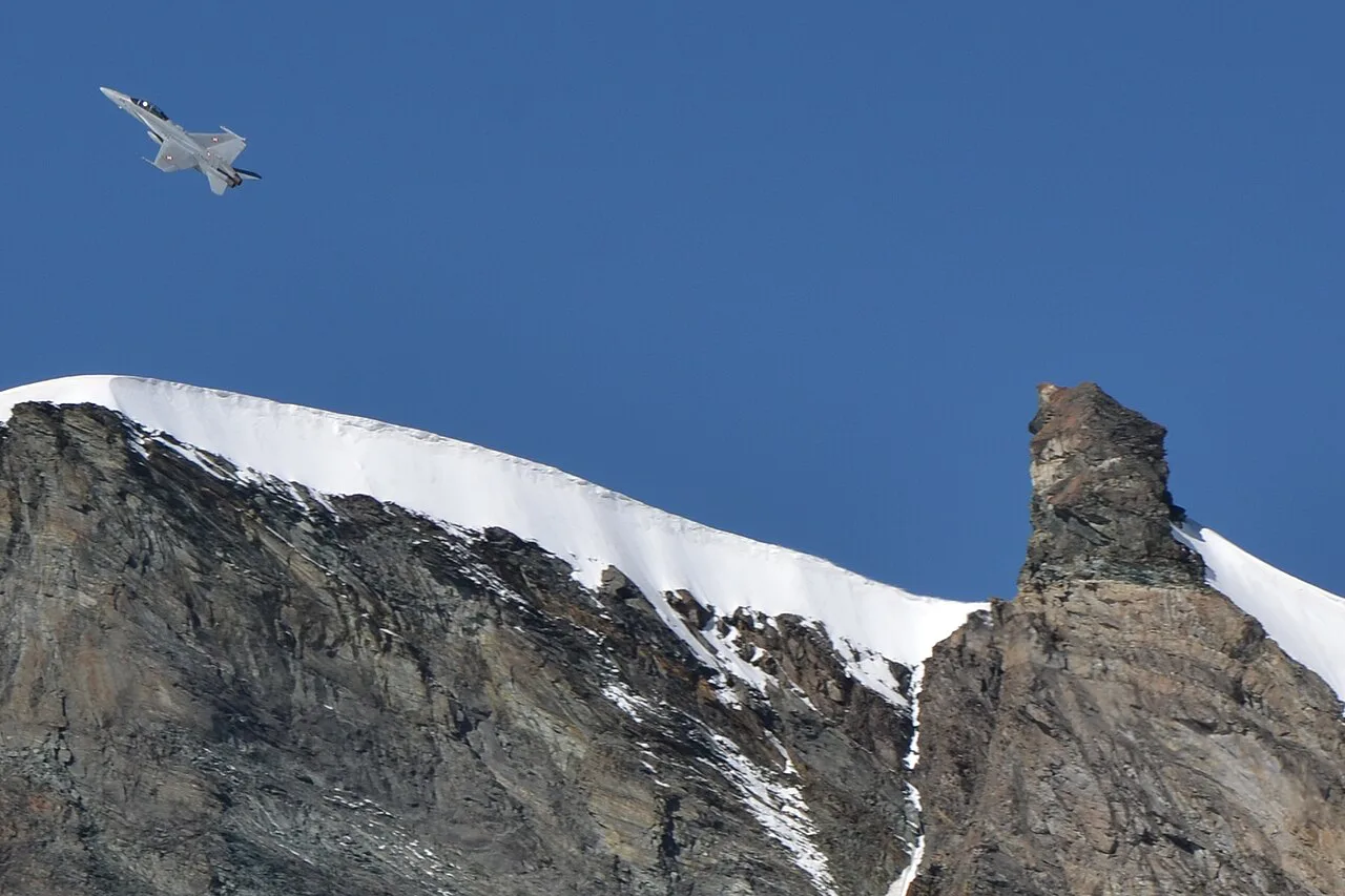 F 18 in the mountains , Saas-Fee