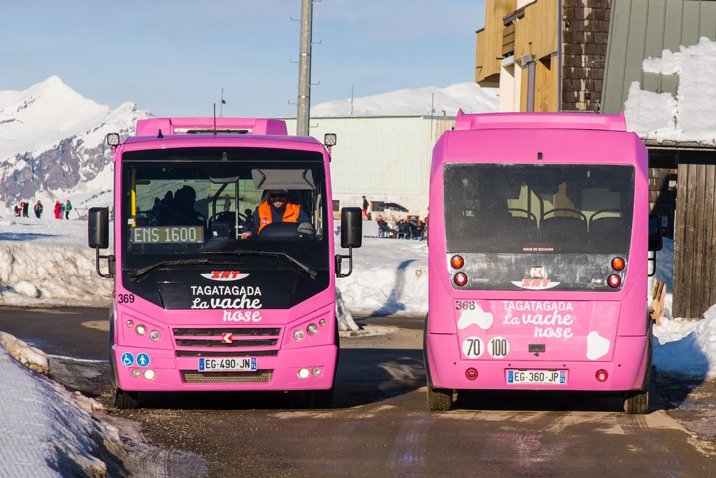 Pink bus - Samoëns