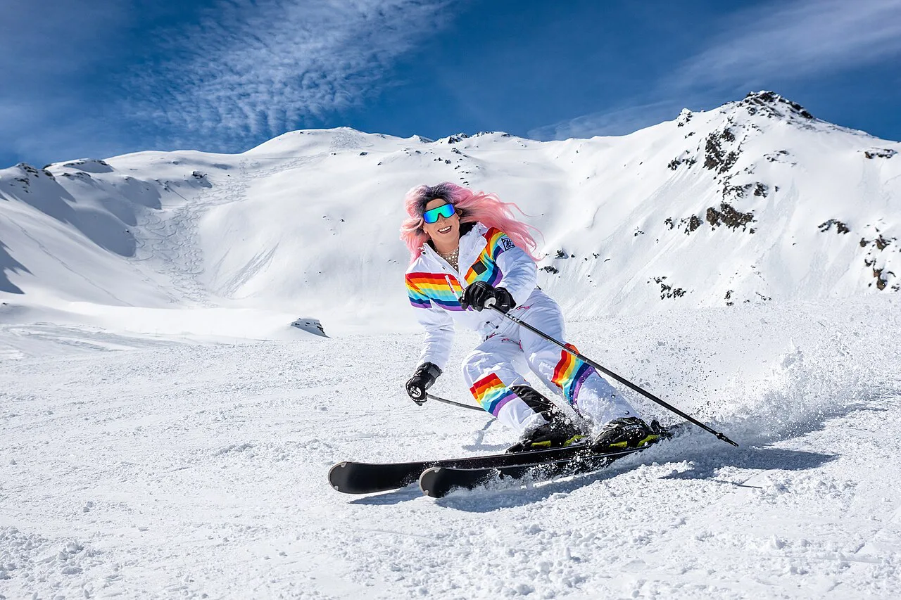 Sindy Sinful fährt Ski bei der Winter Pride in Sölden