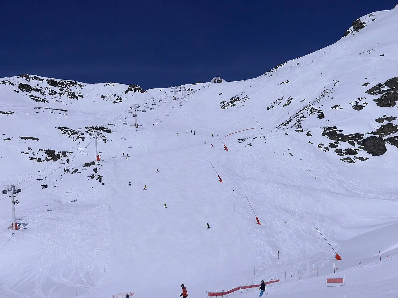 Piste de ski des Pionniers enneigée à Val Thorens (avril