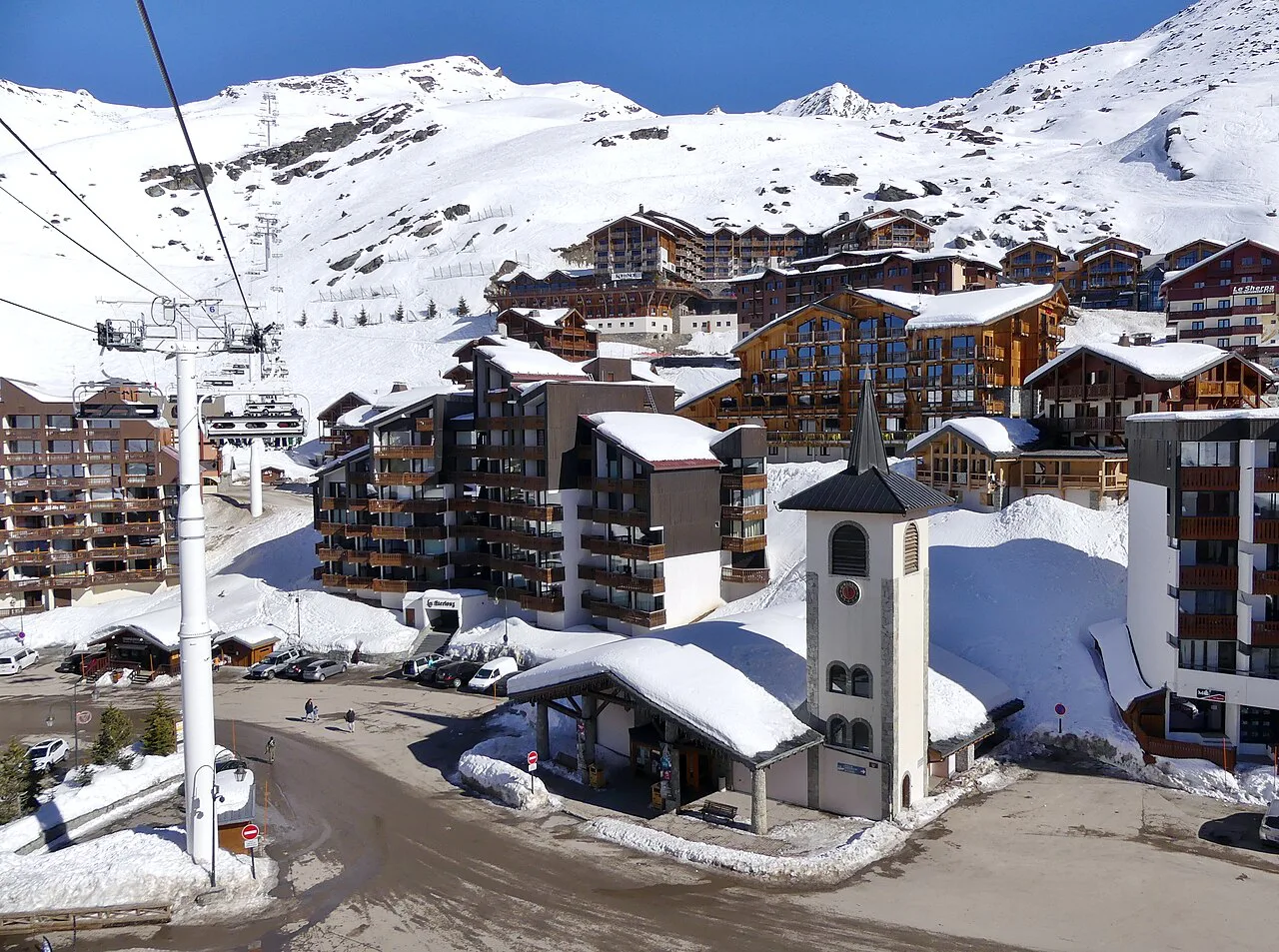 Station et chapelle de Val Thorens vues du télésiège (hiver