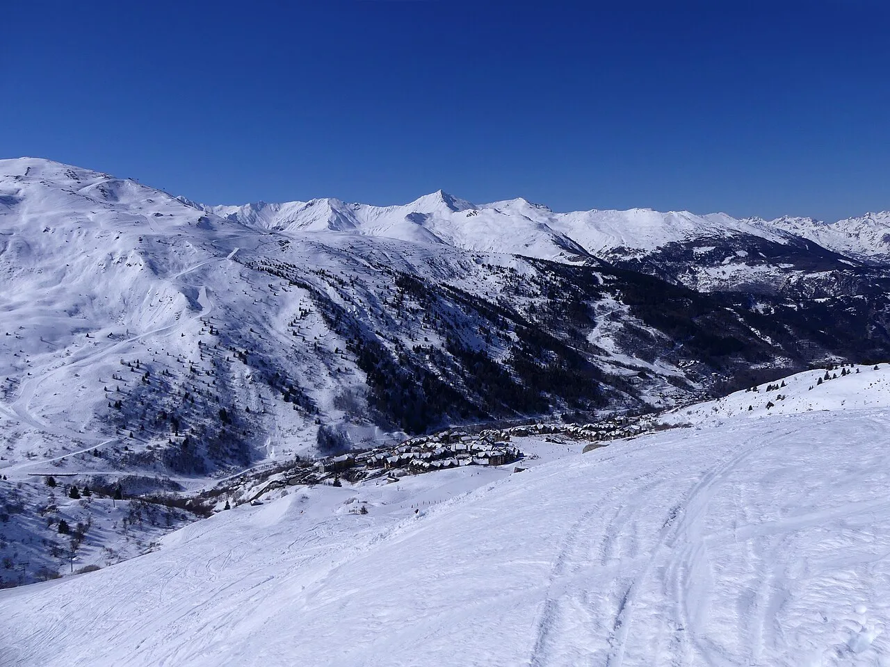 Vue de Valmeinier depuis les pistes de ski (février
